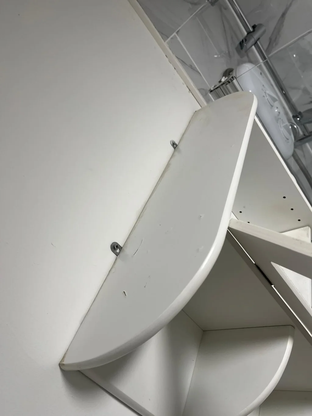 Bathroom shelf dust-free after a thorough clean