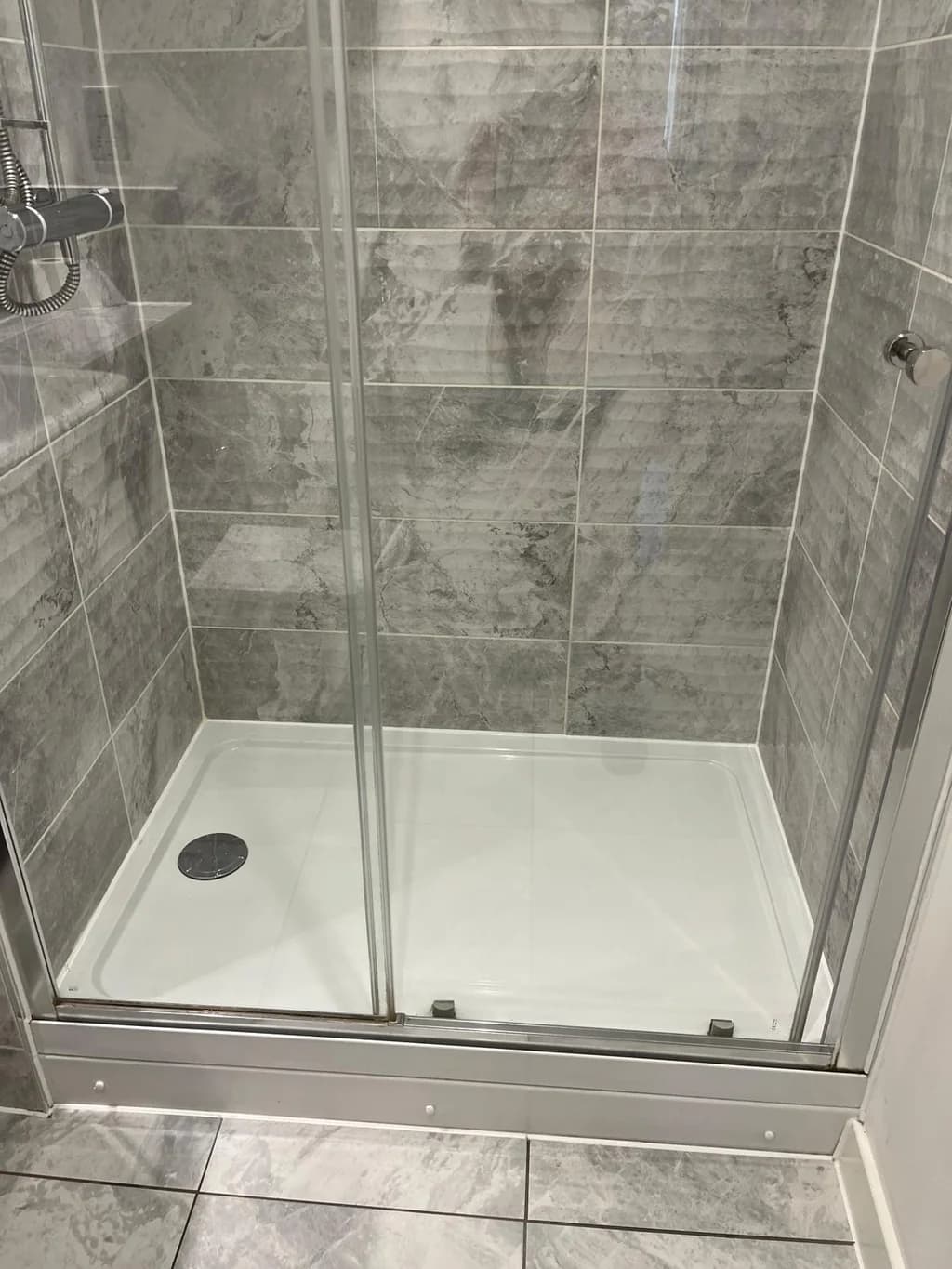 Glass shower enclosure crystal clear after a one-off clean